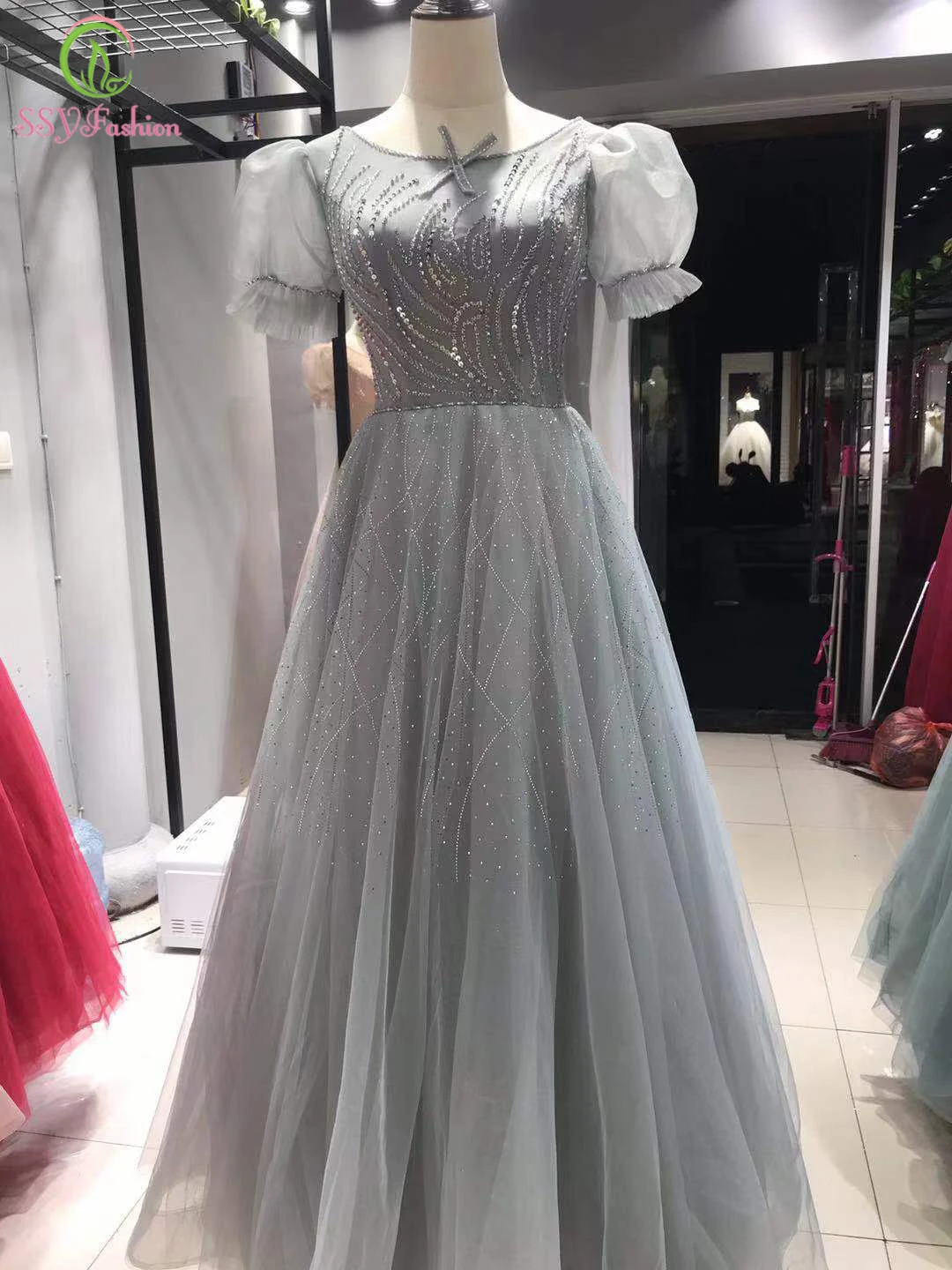 Женское вечернее платье с блестками SSYFashion, роскошное ТРАПЕЦИЕВИДНОЕ ПЛАТЬЕ С буффами на рукавах, длинное бальное платье для вечеривечерние, 6 цветов, Индивидуальный размер
Женское вечернее платье с блестками SSYFashion, роскошное ТРАПЕЦИЕВИДНОЕ ПЛАТЬЕ С буффами на рукавах, длинное бальное платье для вечеривечерние, 6 цветов, Индивидуальный размер