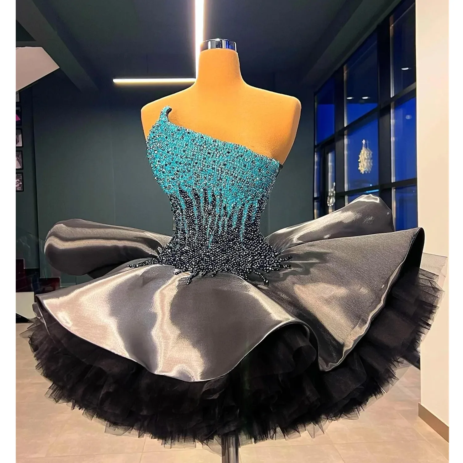 Сдержанные вечерние платья без бретелек в двух стилях
Сдержанные вечерние платья без бретелек в двух стилях