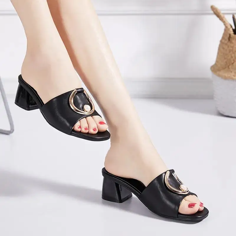 Summer new women's sandals and slippers thick heels high-heeled casual pearl metal buckle Korean women's shoes
Summer new women's sandals and slippers thick heels high-heeled casual pearl metal buckle Korean women's shoes
