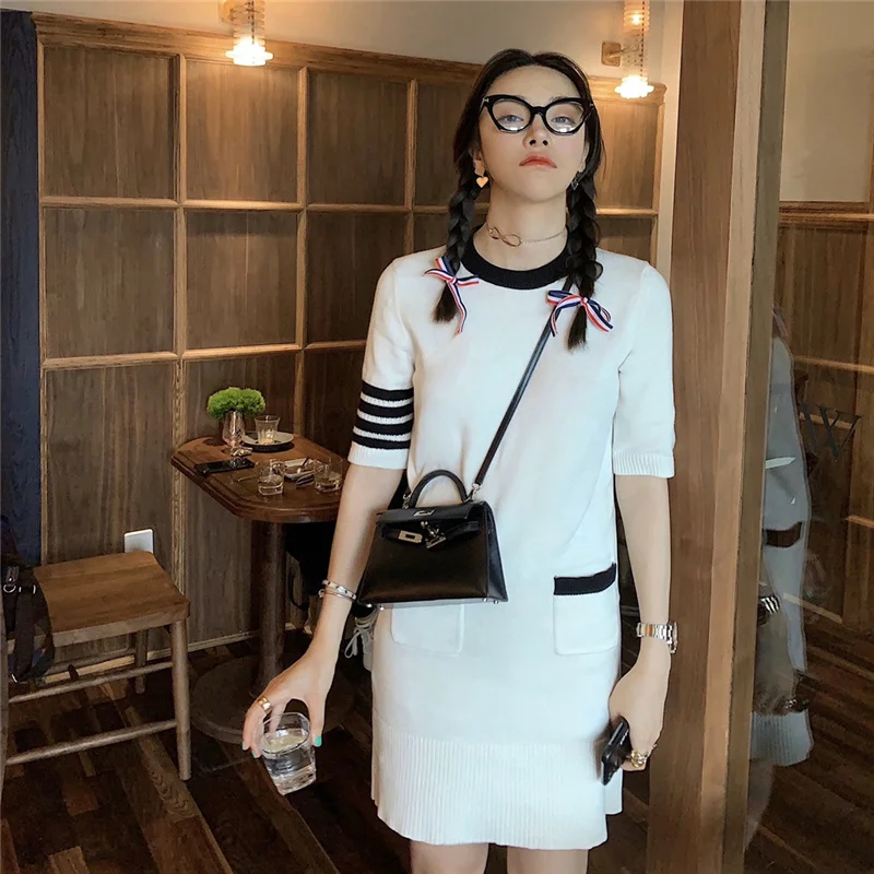 Платье TB с рисунком щенка, юбка контрастных цветов с короткими рукавами, круглым вырезом и карманами
Платье TB с рисунком щенка, юбка контрастных цветов с короткими рукавами, круглым вырезом и карманами