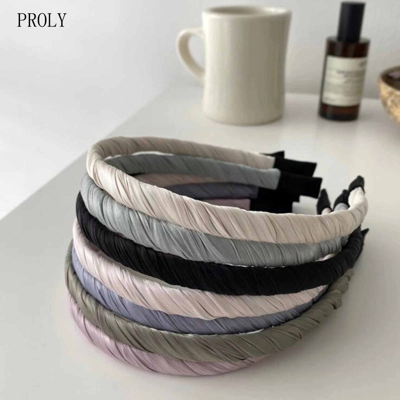 Женская однотонная повязка на голову с узкими боками
Женская однотонная повязка на голову с узкими боками