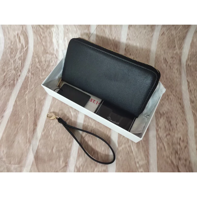 Guess16 bag wallet is a fashionable item suitable for girls with multiple colors available
Guess16 bag wallet is a fashionable item suitable for girls with multiple colors available