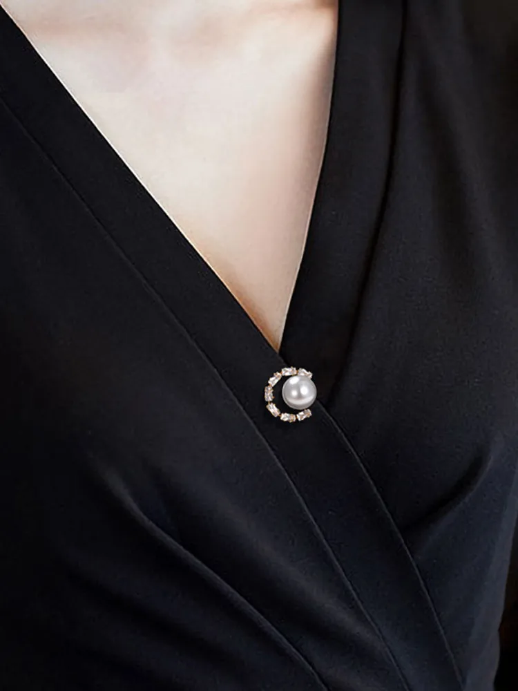 New Personality C - Shaped Brooch for Women Suit Internet Celebrity Pin Cardigan Pin Pearl Jewelry Clothes Accessories Gift Pins
New Personality C - Shaped Brooch for Women Suit Internet Celebrity Pin Cardigan Pin Pearl Jewelry Clothes Accessories Gift Pins