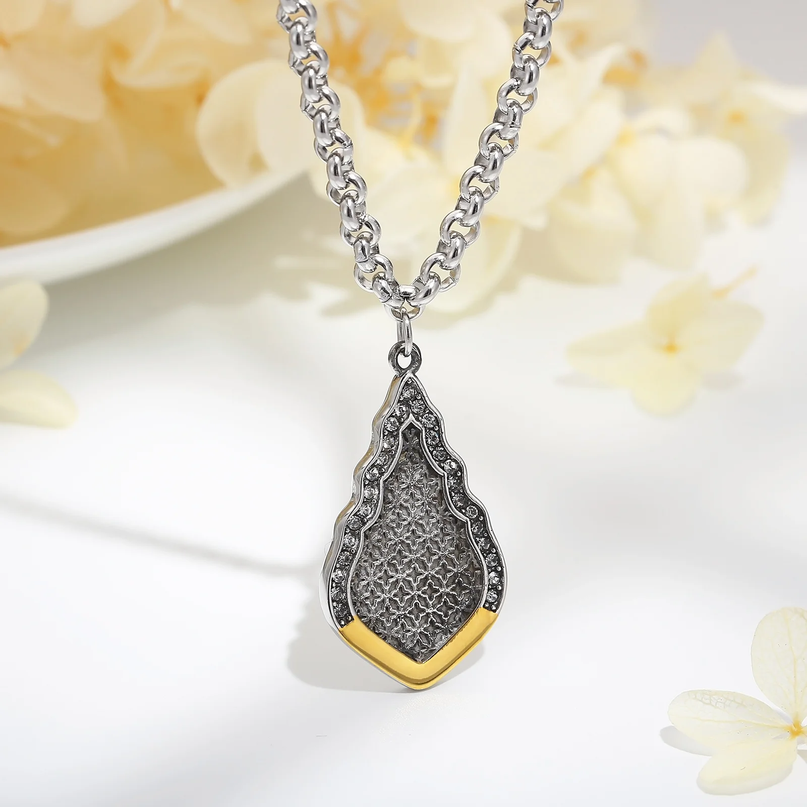 Vintage Fashion Water Drop Pendant Necklace For Women Stainless Steel Rhinestone Jewelry Accessories
Vintage Fashion Water Drop Pendant Necklace For Women Stainless Steel Rhinestone Jewelry Accessories
