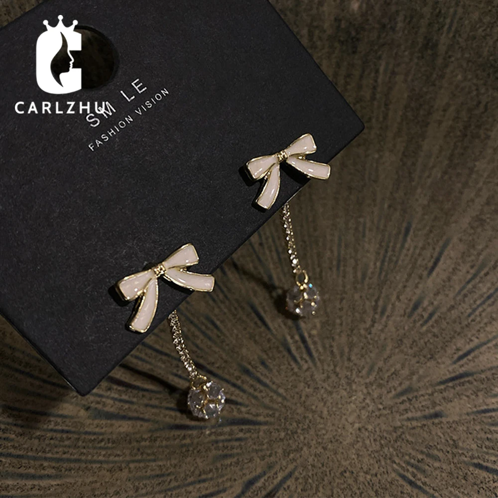 Эмалевые серьги-подвески с белым и черным бантом и циркониевым шариком, длинные висячие серьги с кисточками, корейские Позолоченные серьги ... 
Эмалевые серьги-подвески с белым и черным бантом и циркониевым шариком, длинные висячие серьги с кисточками, корейские Позолоченные серьги ...