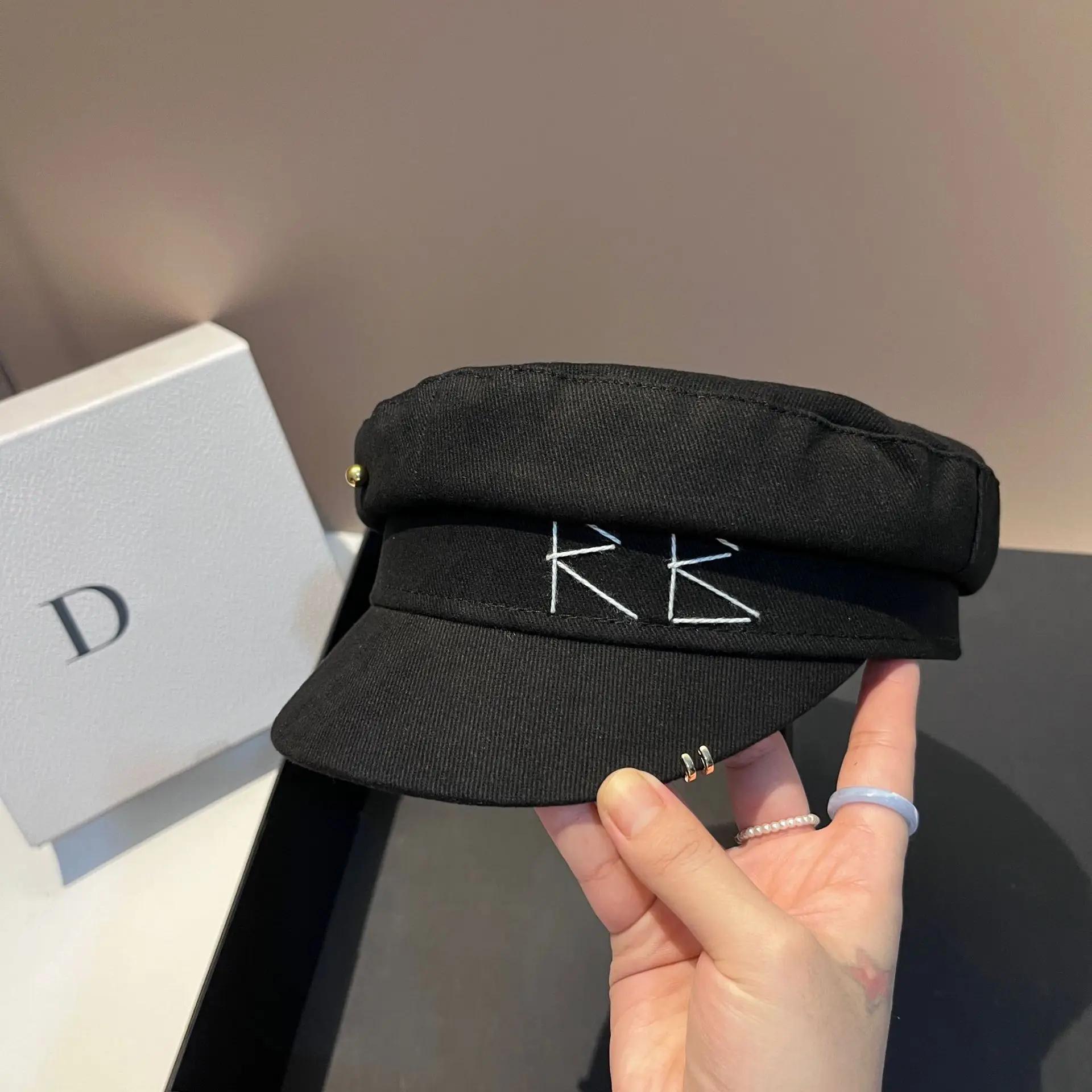 

Black Hats For Women Beret RB Letter Military Hat Fashion Causal Travel Cotton Flat Top Hat Sailor Cap Celebrity Octagonal Hat
