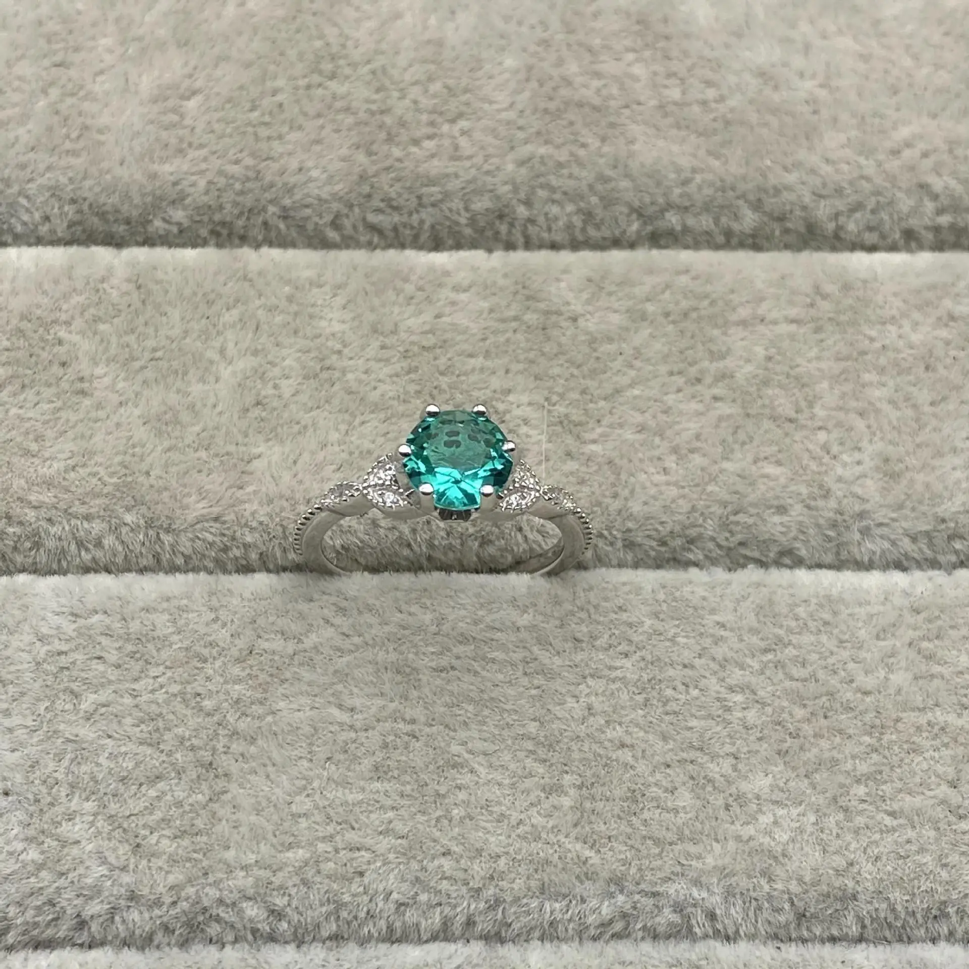 S925 Sterling Silver Luxury Emerald Green Zircon Diamond Ring Classic Six Prong Proposal Women's Ring
S925 Sterling Silver Luxury Emerald Green Zircon Diamond Ring Classic Six Prong Proposal Women's Ring
