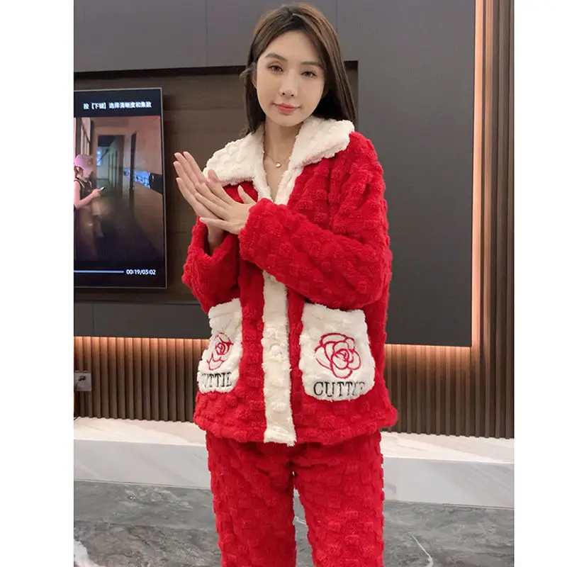 2023 New Coral Velvet Thickened Velvet Mesh Red Pajamas Women Autumn and Winter Cardigan Small Fragrant Wind Home Wear Set
2023 New Coral Velvet Thickened Velvet Mesh Red Pajamas Women Autumn and Winter Cardigan Small Fragrant Wind Home Wear Set