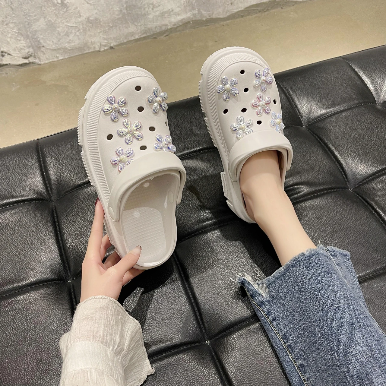Women Beach Slippers Hole Sandals Outdoor Leisure Flat Clogs Woman Home Cute Garden Flip Flops Ladies charm
Women Beach Slippers Hole Sandals Outdoor Leisure Flat Clogs Woman Home Cute Garden Flip Flops Ladies charm