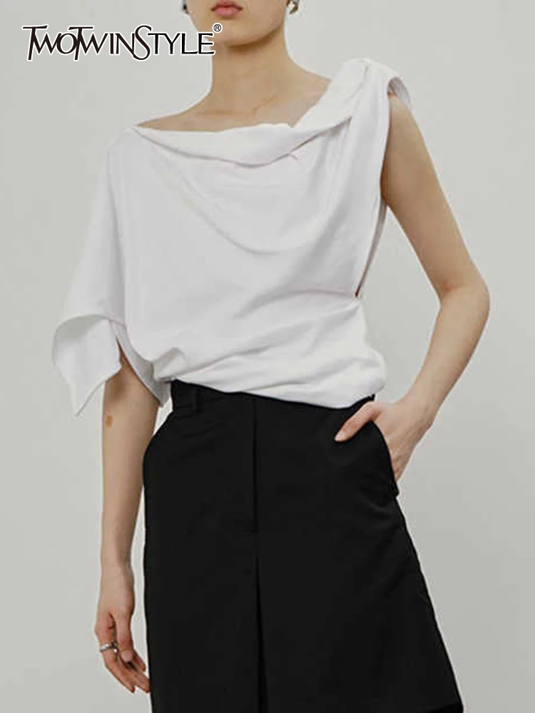 Женская плиссированная футболка TWOTWINSTYLE, белая однотонная Повседневная футболка с косым воротником и асимметричными рукавами, 2022 
Женская плиссированная футболка TWOTWINSTYLE, белая однотонная Повседневная футболка с косым воротником и асимметричными рукавами, 2022