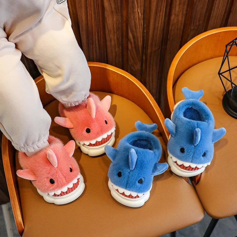 Winter indoor household shoes, children's shark-shaped cotton slippers, boys and girls, children's household wool slippers
Winter indoor household shoes, children's shark-shaped cotton slippers, boys and girls, children's household wool slippers