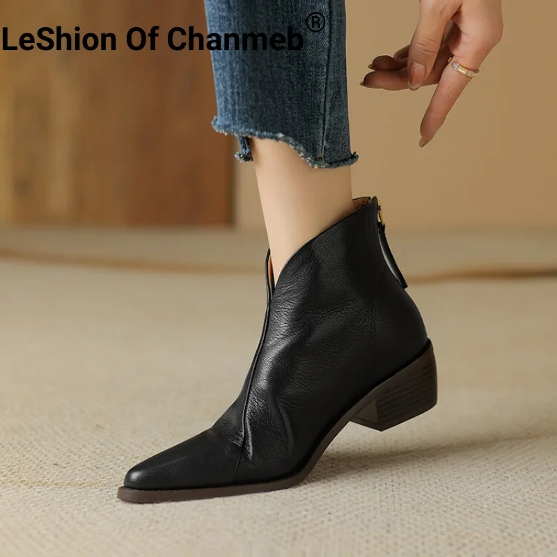 Женские ботинки из натуральной овечьей кожи LeShion Of Chanmeb, высококачественные ботинки на среднем каблуке с V-образным вырезом, зимние женские ботинки телесного цвета с острым носком в стиле ретро
Женские ботинки из натуральной овечьей кожи LeShion Of Chanmeb, высококачественные ботинки на среднем каблуке с V-образным вырезом, зимние женские ботинки телесного цвета с острым носком в стиле ретро