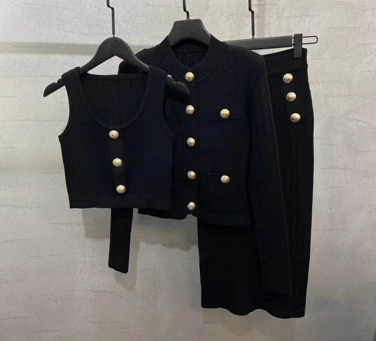 Fashion Classic design Spring 2022 New Round Neck Gold Button Temperament Vest + Skirt + Knitted Cardigan Jacket Suit Women
Fashion Classic design Spring 2022 New Round Neck Gold Button Temperament Vest + Skirt + Knitted Cardigan Jacket Suit Women