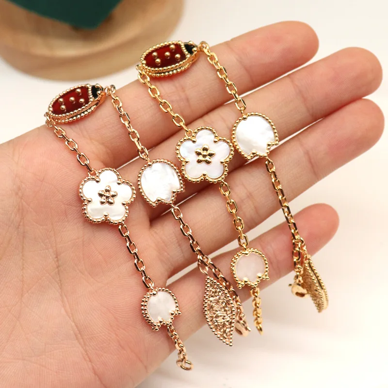 Женский весенний браслет из серебра s925 пробы с белым жемчугом и цветком сливы
Женский весенний браслет из серебра s925 пробы с белым жемчугом и цветком сливы