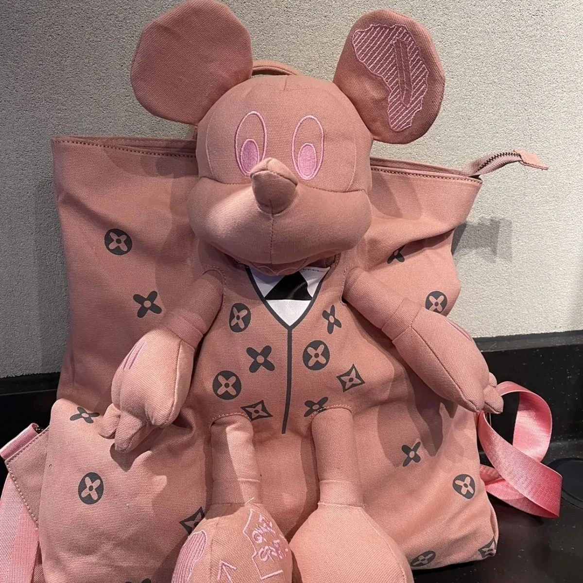 Новый холщовый рюкзак Disney с Микки, женская сумка для путешествий с милой куклой, удобный портативный вместительный рюкзак
Новый холщовый рюкзак Disney с Микки, женская сумка для путешествий с милой куклой, удобный портативный вместительный рюкзак