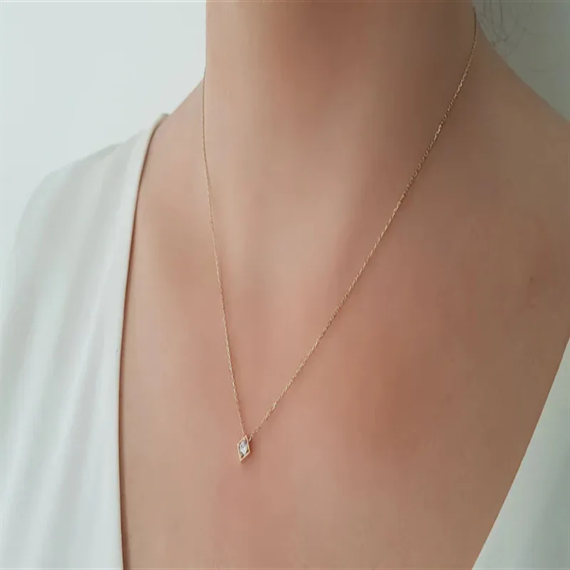 2022 New Fashion Women Geometric Zircon Inlaid Square Pendant Necklace Women Sexy Party Diamond Square Pendant Necklace Jewerly
2022 New Fashion Women Geometric Zircon Inlaid Square Pendant Necklace Women Sexy Party Diamond Square Pendant Necklace Jewerly