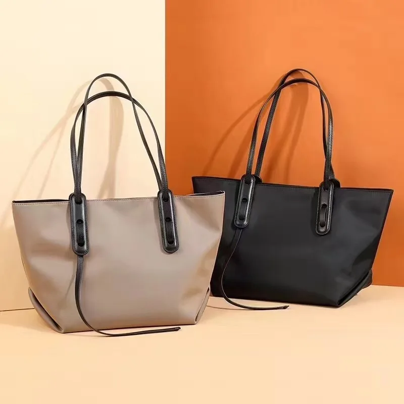 With Oxford large capacity tote bag casual Joker handbag commuter shoulder bag 
With Oxford large capacity tote bag casual Joker handbag commuter shoulder bag