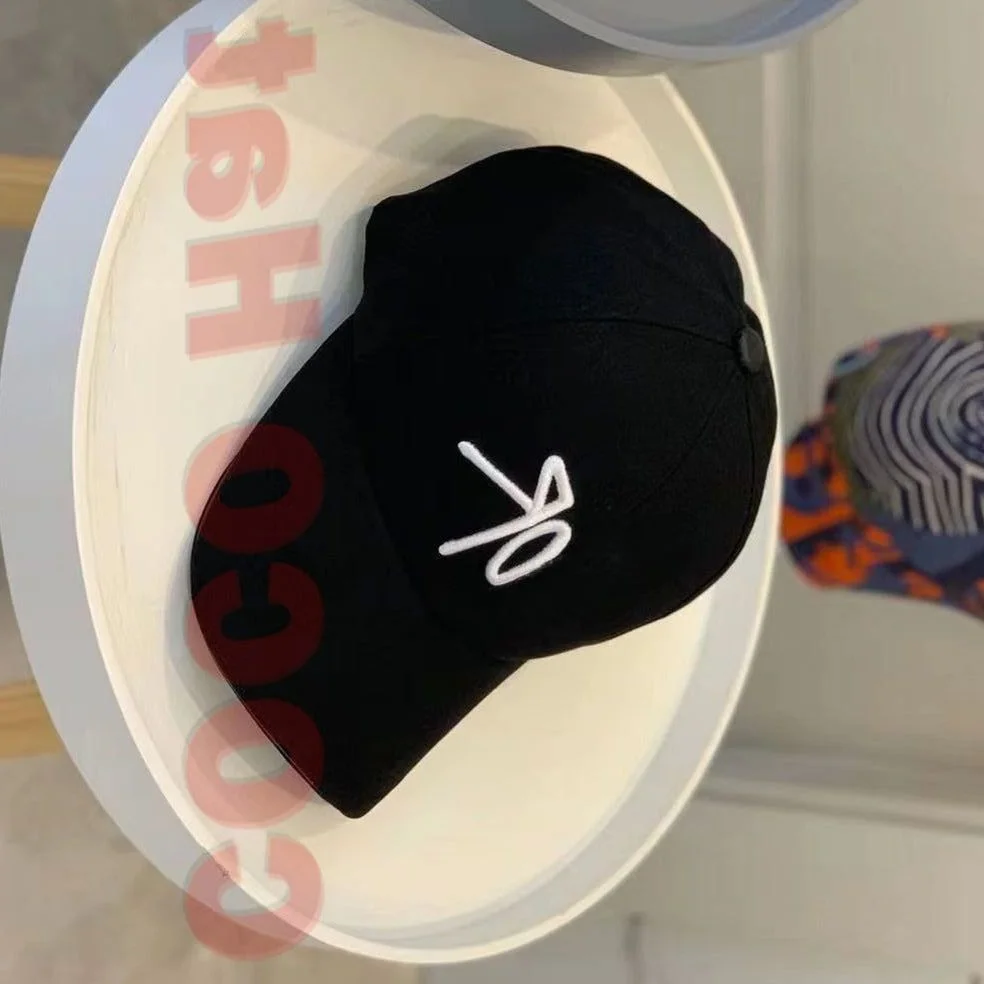 High Quality 442003 Baseball Cap Fashion Luxury Letter Embroidered Logo Adjustable Design Women Hat Spring Summer Outdoor Sport
High Quality 442003 Baseball Cap Fashion Luxury Letter Embroidered Logo Adjustable Design Women Hat Spring Summer Outdoor Sport