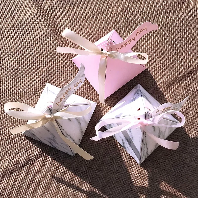 100pcs New Triangular Pyramid Marble style Candy Box gold / pink ribbon Happy Day tags Wedding Favors Party Supplies Gift Box
100pcs New Triangular Pyramid Marble style Candy Box gold / pink ribbon Happy Day tags Wedding Favors Party Supplies Gift Box
