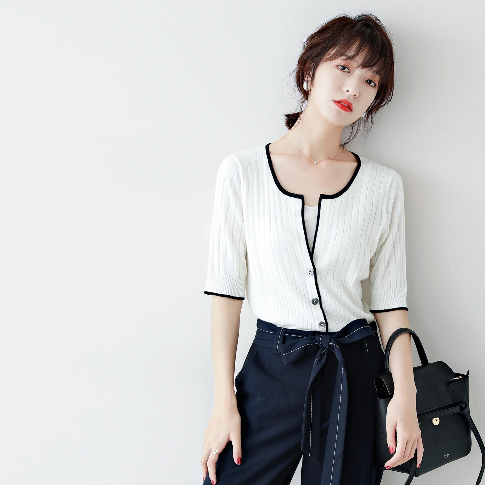 2022 Spring/summer new color contrast edge pit button thin cardigan short sleeve sunscreen top female
2022 Spring/summer new color contrast edge pit button thin cardigan short sleeve sunscreen top female
