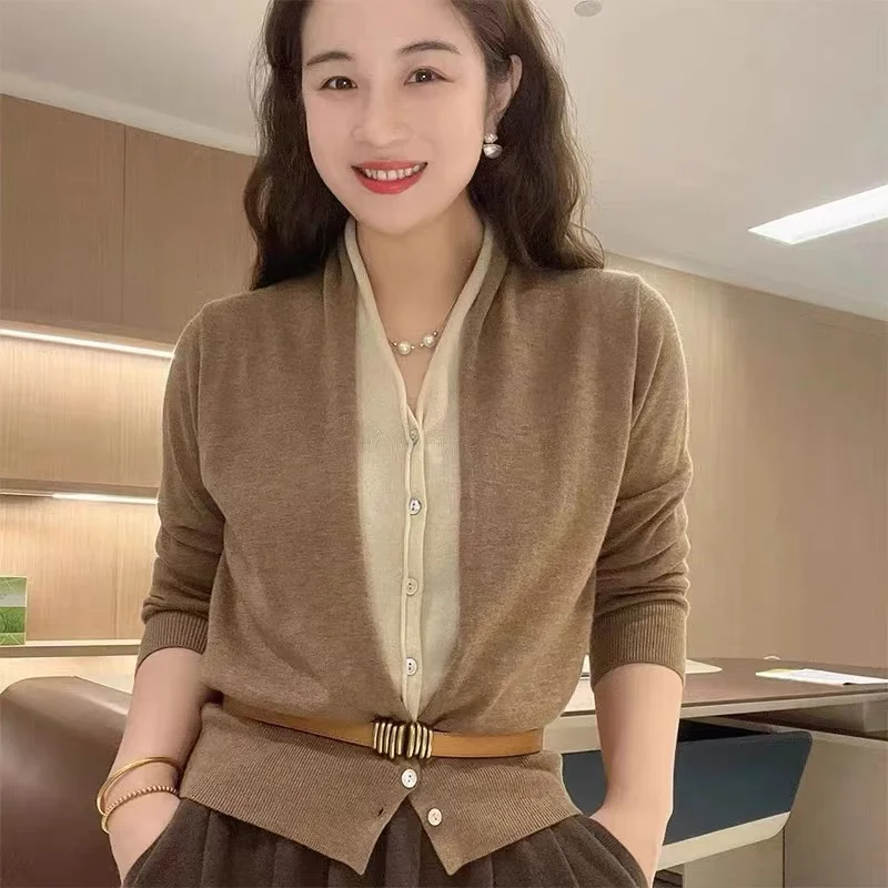 European 2022 autumn new standing collar matching color fake two-piece set of single-breasted temperament feminine knit jacket
European 2022 autumn new standing collar matching color fake two-piece set of single-breasted temperament feminine knit jacket