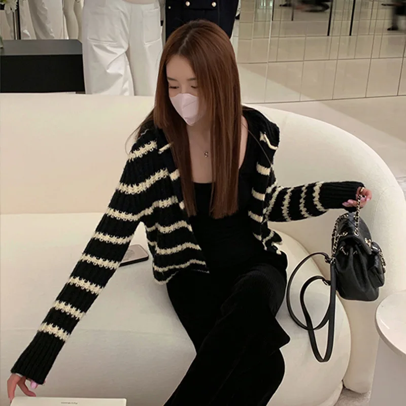 Hooded knitted cardigan sweater women's new autumn/winter casual top jacket women's trend
Hooded knitted cardigan sweater women's new autumn/winter casual top jacket women's trend