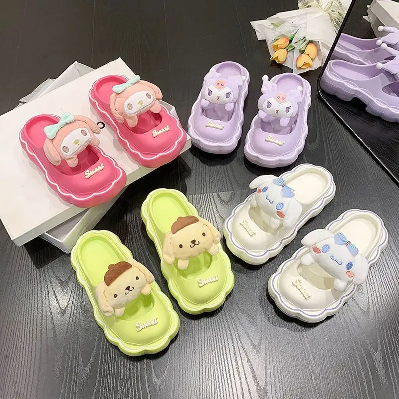 Милые шлепанцы для кукол Sanrio Kuromi Mymelody Cinnamoroll, мультяшная женская верхняя одежда, летние новые модные шлепанцы Baotou с мягкой подошвой
Милые шлепанцы для кукол Sanrio Kuromi Mymelody Cinnamoroll, мультяшная женская верхняя одежда, летние новые модные шлепанцы Baotou с мягкой подошвой