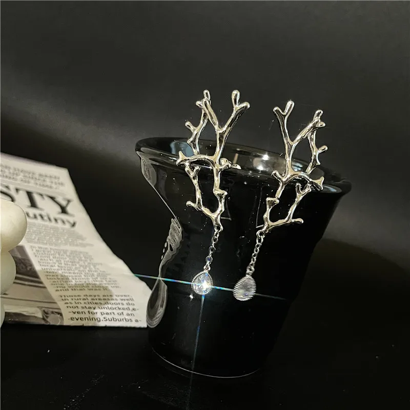 Deer Horn Tassel Metal Liquid Zircon Earrings Shaped Creative Silver Earbone Clip Elk Earrings
Deer Horn Tassel Metal Liquid Zircon Earrings Shaped Creative Silver Earbone Clip Elk Earrings