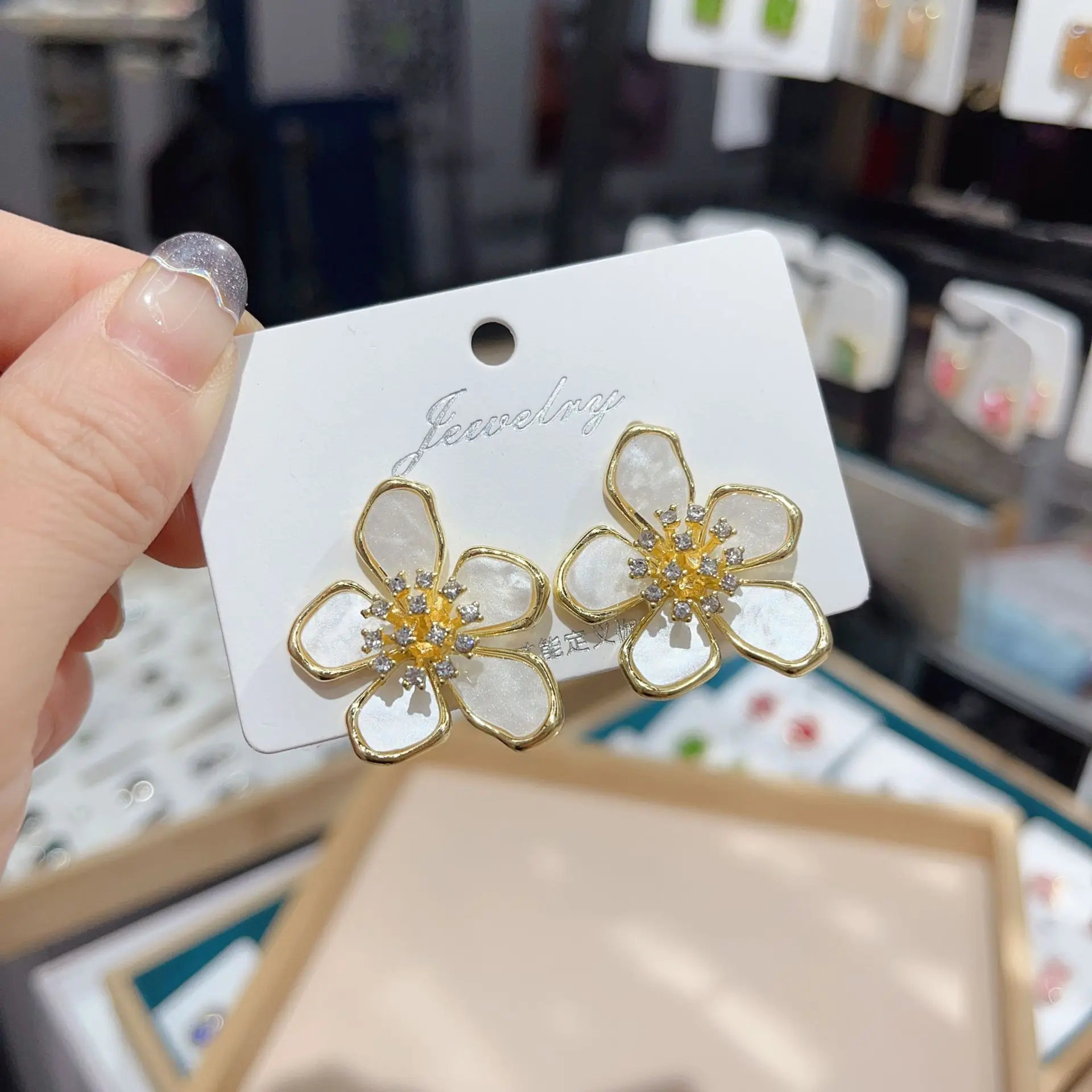 French Romantic White Enamel Irregular Five Petal Flower Stud Earrings 2023 New Fashion Jewelry for Women's Elegant Accessories
French Romantic White Enamel Irregular Five Petal Flower Stud Earrings 2023 New Fashion Jewelry for Women's Elegant Accessories