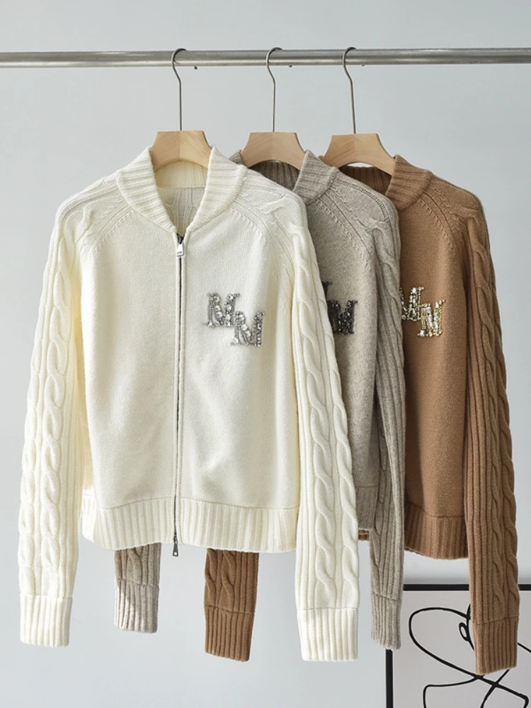 MM Letter Luxury Brand Designer Long Sleeved Zip Sweater Cardigan For Women Winter White Knitwear Coat Tops Clothing Max-001
MM Letter Luxury Brand Designer Long Sleeved Zip Sweater Cardigan For Women Winter White Knitwear Coat Tops Clothing Max-001