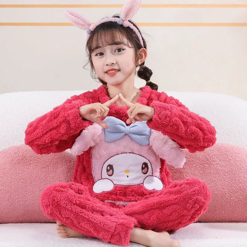 Пижама в мультяшном стиле Cinnamoroll Sanrio аниме осень-зима утолщенный бархатный пуловер кораллового цвета с круглым вырезом Детская фланелевая одежда для отдыха
Пижама в мультяшном стиле Cinnamoroll Sanrio аниме осень-зима утолщенный бархатный пуловер кораллового цвета с круглым вырезом Детская фланелевая одежда для отдыха