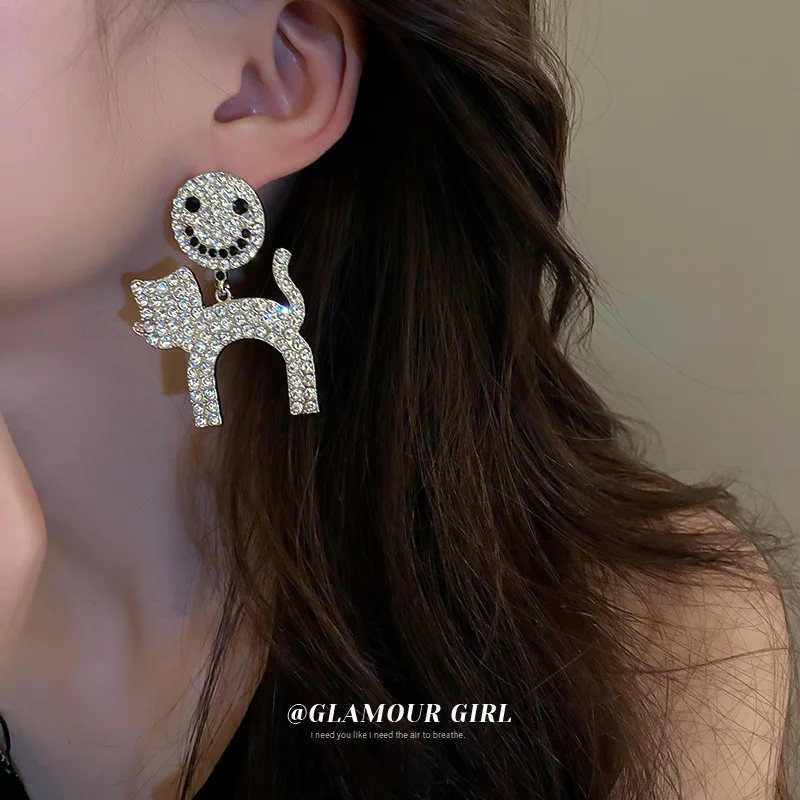 Бриллиантовые серьги со смайликом, маленькая белая фотография для женщин, корейские модные темпераментные дизайнерские серьги, ювелирные ...
Бриллиантовые серьги со смайликом, маленькая белая фотография для женщин, корейские модные темпераментные дизайнерские серьги, ювелирные ...