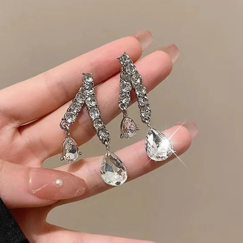 2023 Brand New Trendy Simple Fashion Earrings Inlaid Zircon Exquisite Earrings Temperament Special Design Highend Women Earrings
2023 Brand New Trendy Simple Fashion Earrings Inlaid Zircon Exquisite Earrings Temperament Special Design Highend Women Earrings