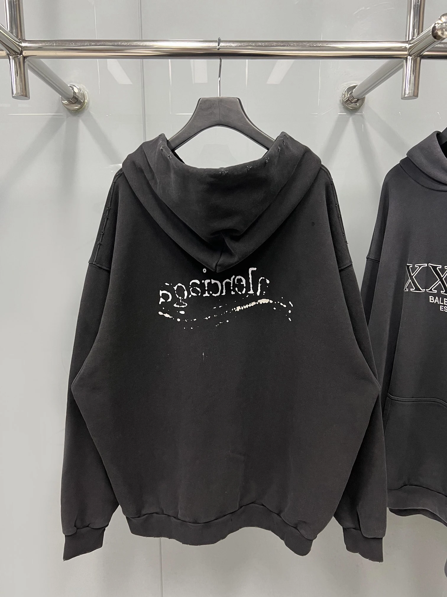 BL Spring Fall New High Quality Washable Hole Breaking Wave Logo Ink Graffiti Street Trend Sweater Hoodie
BL Spring Fall New High Quality Washable Hole Breaking Wave Logo Ink Graffiti Street Trend Sweater Hoodie