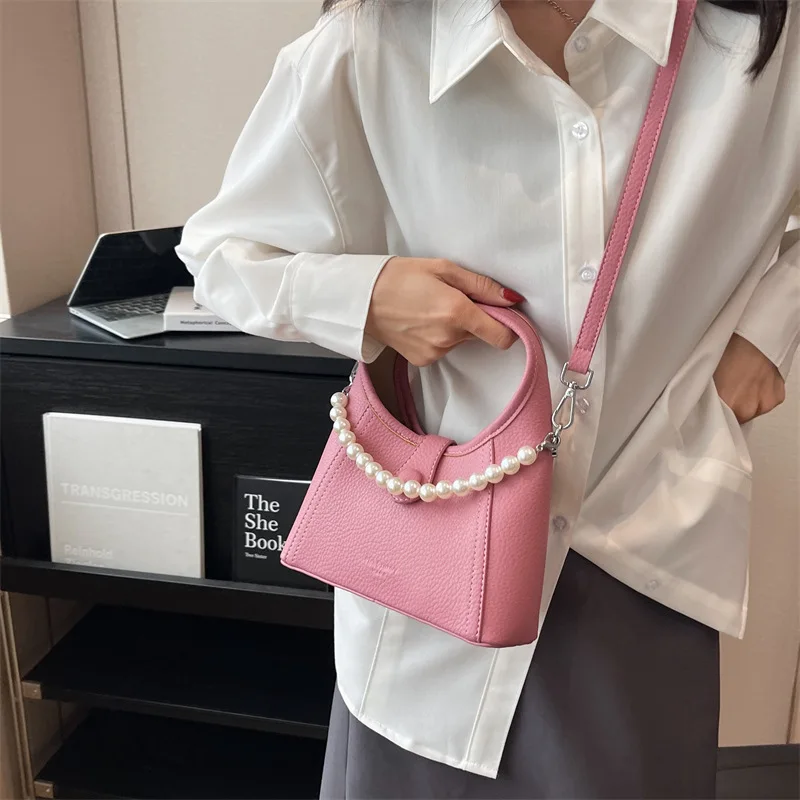 Bags for Women In Spring and Summer of 2023, Simple and Advanced Sense Bucket Bags Are Popular Niche Shoulder Bags Are Popular.
Bags for Women In Spring and Summer of 2023, Simple and Advanced Sense Bucket Bags Are Popular Niche Shoulder Bags Are Popular.