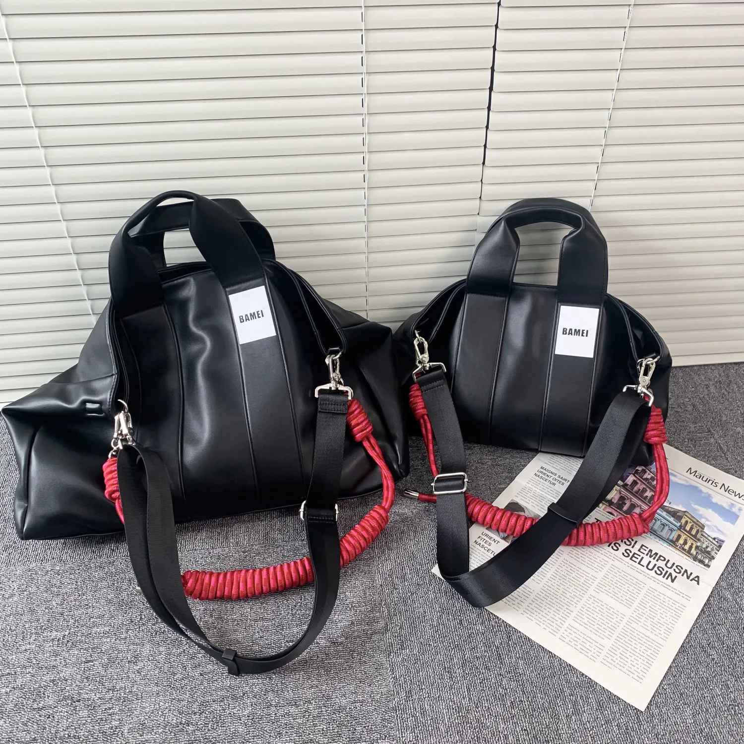 Korea New 2023 Thick Woven Rope Shoulder Bag Big Capacity Handbag PU Soft Leather Crossbody Bag Fashion Black Tote Messenger Bag
Korea New 2023 Thick Woven Rope Shoulder Bag Big Capacity Handbag PU Soft Leather Crossbody Bag Fashion Black Tote Messenger Bag
