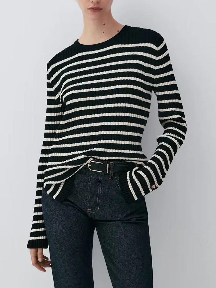 Женский трикотажный свитер в полоску, с круглым вырезом и длинным рукавом
Женский трикотажный свитер в полоску, с круглым вырезом и длинным рукавом