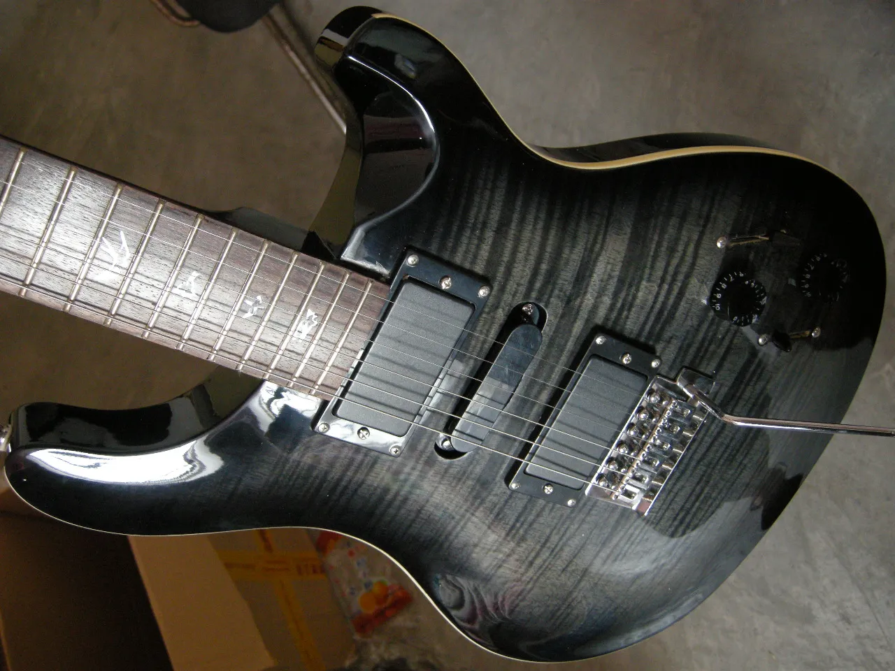 High quality P R S guitar, black tiger flame decorative electric guitar, rosewood fingerboard, free shipping 8yue31
High quality P R S guitar, black tiger flame decorative electric guitar, rosewood fingerboard, free shipping 8yue31