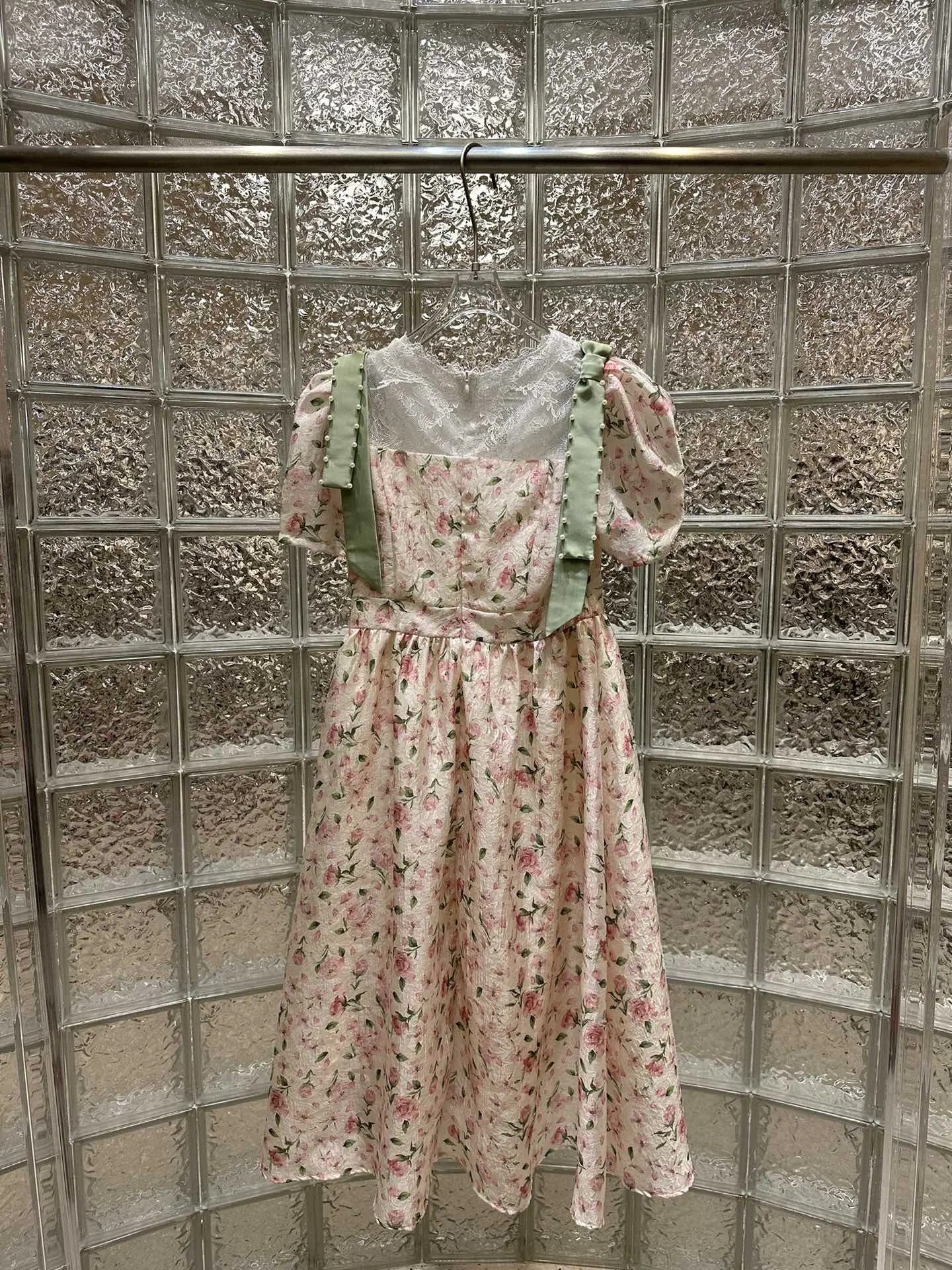 Summer new temperament sweet retro water-soluble splicing printed bubble sleeve waist waist style of the girl dress
Summer new temperament sweet retro water-soluble splicing printed bubble sleeve waist waist style of the girl dress