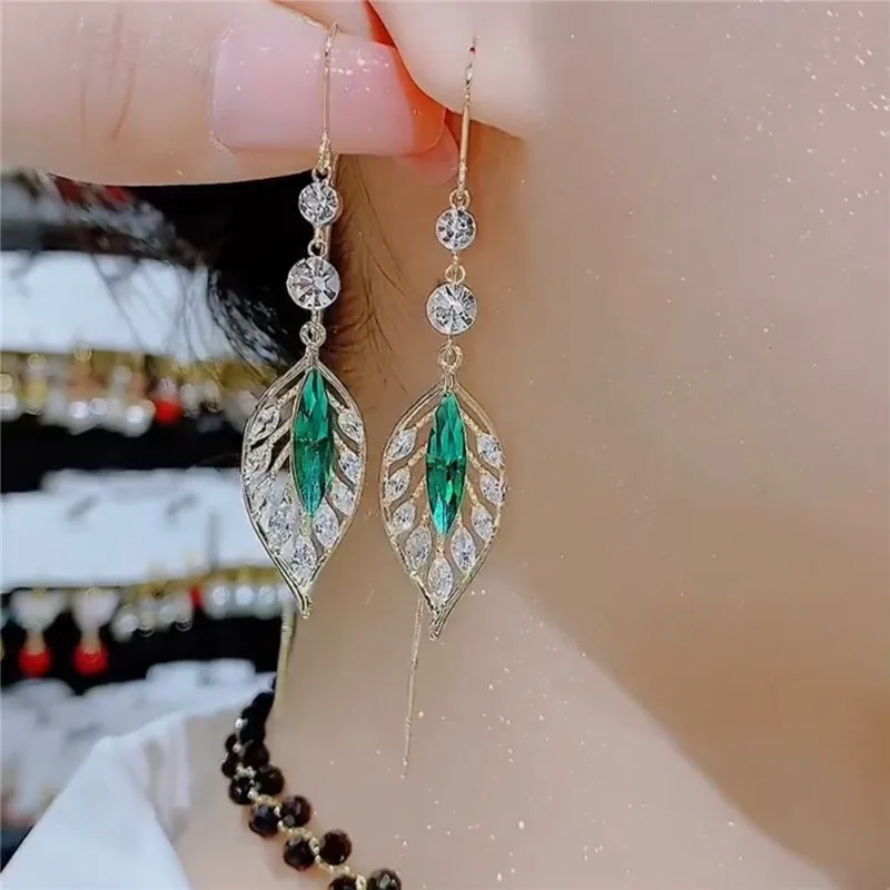 New Elegant Green Leaf Hollow out Ornaments Light Luxury Alloy Single Leaf Women's Earrings Wedding Gift Party
New Elegant Green Leaf Hollow out Ornaments Light Luxury Alloy Single Leaf Women's Earrings Wedding Gift Party