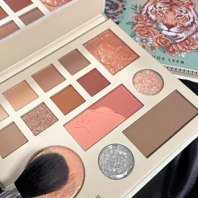 NEW2023 8 Color Eyeshadow Palette Net Red Live Earth Color Pearly Matte Glitter Eyeshadow Palette Blush Highlight Silkworm Powde
NEW2023 8 Color Eyeshadow Palette Net Red Live Earth Color Pearly Matte Glitter Eyeshadow Palette Blush Highlight Silkworm Powde