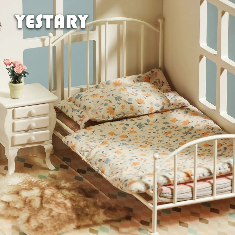 YESTARY BJD Dollhouse Furniture Metal White Bed With Bedding Blythe Miniature Furniture For 1/6 Dollhouse Wooden Bedside Table
YESTARY BJD Dollhouse Furniture Metal White Bed With Bedding Blythe Miniature Furniture For 1/6 Dollhouse Wooden Bedside Table