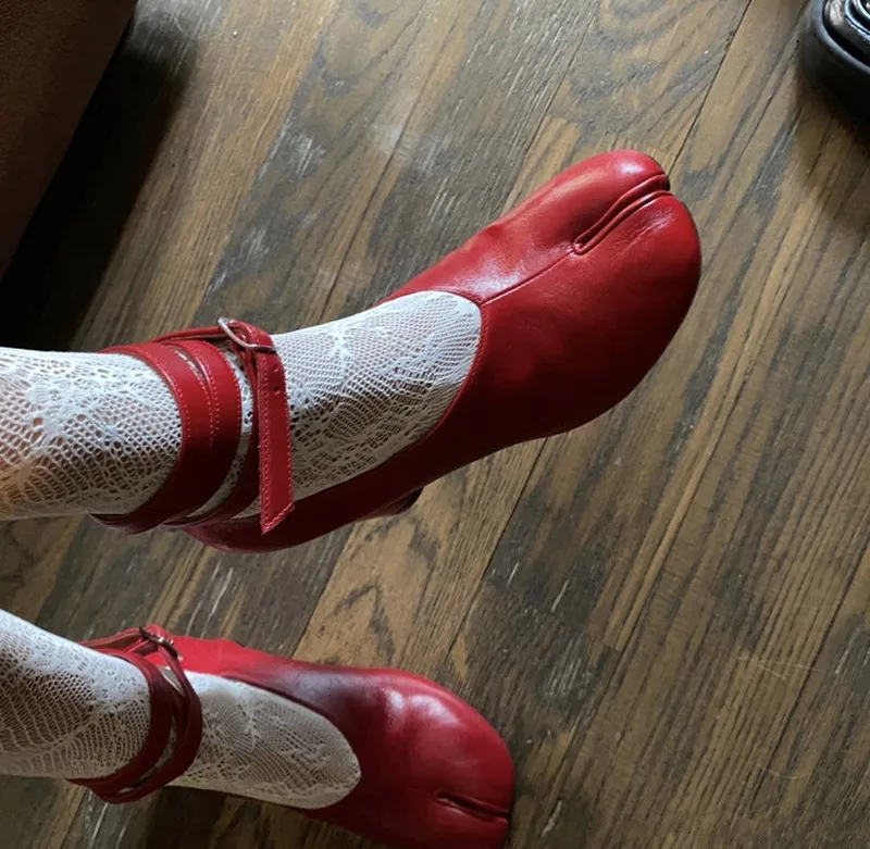 Spring and Summer High-Heeled Split Toe Shoes Mary Jane Pumps New Small Leather Shoes Women's Retro Leather Single Shoes Sandals
Spring and Summer High-Heeled Split Toe Shoes Mary Jane Pumps New Small Leather Shoes Women's Retro Leather Single Shoes Sandals