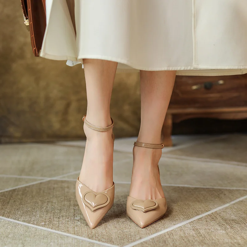3289-3 love buckle patent leather French high heels women's pointed sandals thin heel Baotou sheepskin one-sided belt summer
3289-3 love buckle patent leather French high heels women's pointed sandals thin heel Baotou sheepskin one-sided belt summer