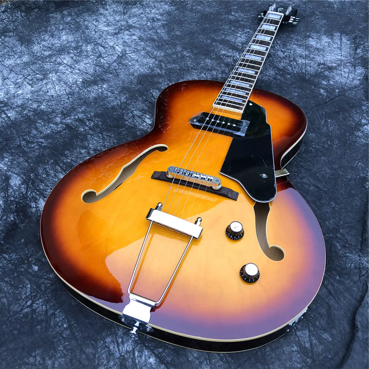 Top Quality New Grote Sunburst Archtop Guitar P90 Pickups Jazz Electric Guitar with Maple Hollow Body Guitars
Top Quality New Grote Sunburst Archtop Guitar P90 Pickups Jazz Electric Guitar with Maple Hollow Body Guitars
