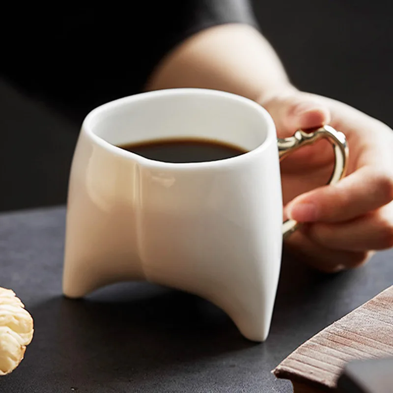 1pc 250ml Creative Coffee Cup Small and Exquisite Ceramic Mugs Light Luxury Modern Mug for Household With Gold Outline Handle
1pc 250ml Creative Coffee Cup Small and Exquisite Ceramic Mugs Light Luxury Modern Mug for Household With Gold Outline Handle