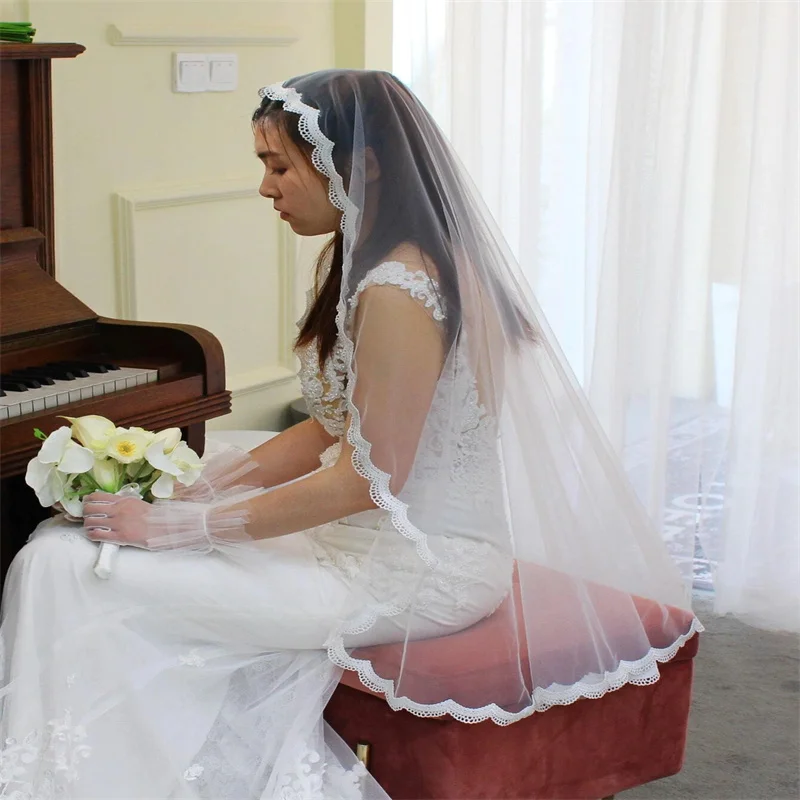 The bride's wedding veil hand-wrapped delicate design hair comb simple texture Scallop Trim Bridal Veil With Hair Comb
The bride's wedding veil hand-wrapped delicate design hair comb simple texture Scallop Trim Bridal Veil With Hair Comb