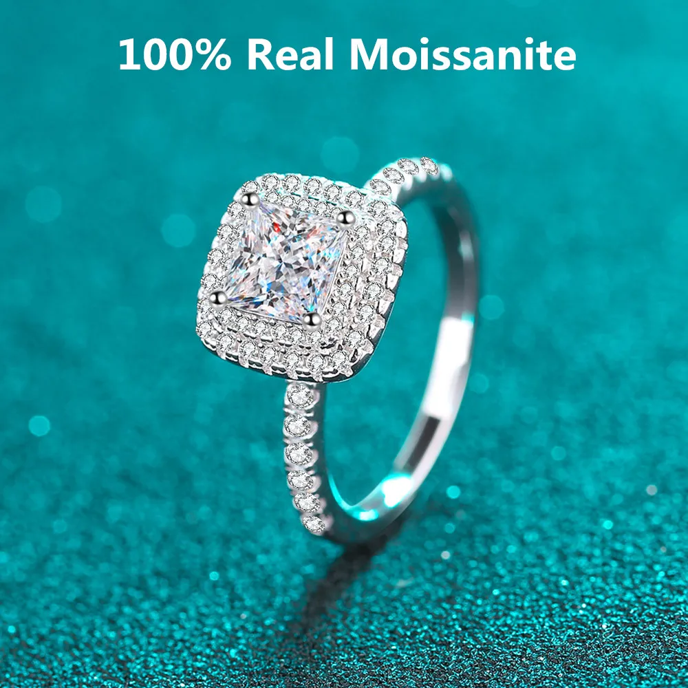 Center 1ct Princess Cut Moissanite Halo Engagement Ring Sterling Silver Promise Eternity Band Cocktail Ring for Women Girls Gift
Center 1ct Princess Cut Moissanite Halo Engagement Ring Sterling Silver Promise Eternity Band Cocktail Ring for Women Girls Gift