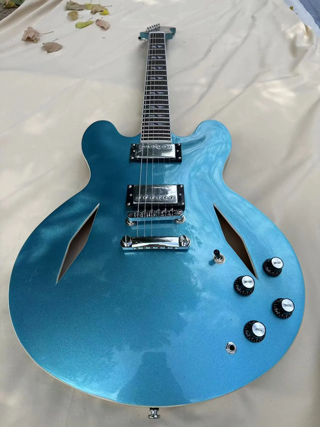 ES335 semi-hollow electric guitar with jazz body and two H pickups with coil split feature 335 style jazz
ES335 semi-hollow electric guitar with jazz body and two H pickups with coil split feature 335 style jazz