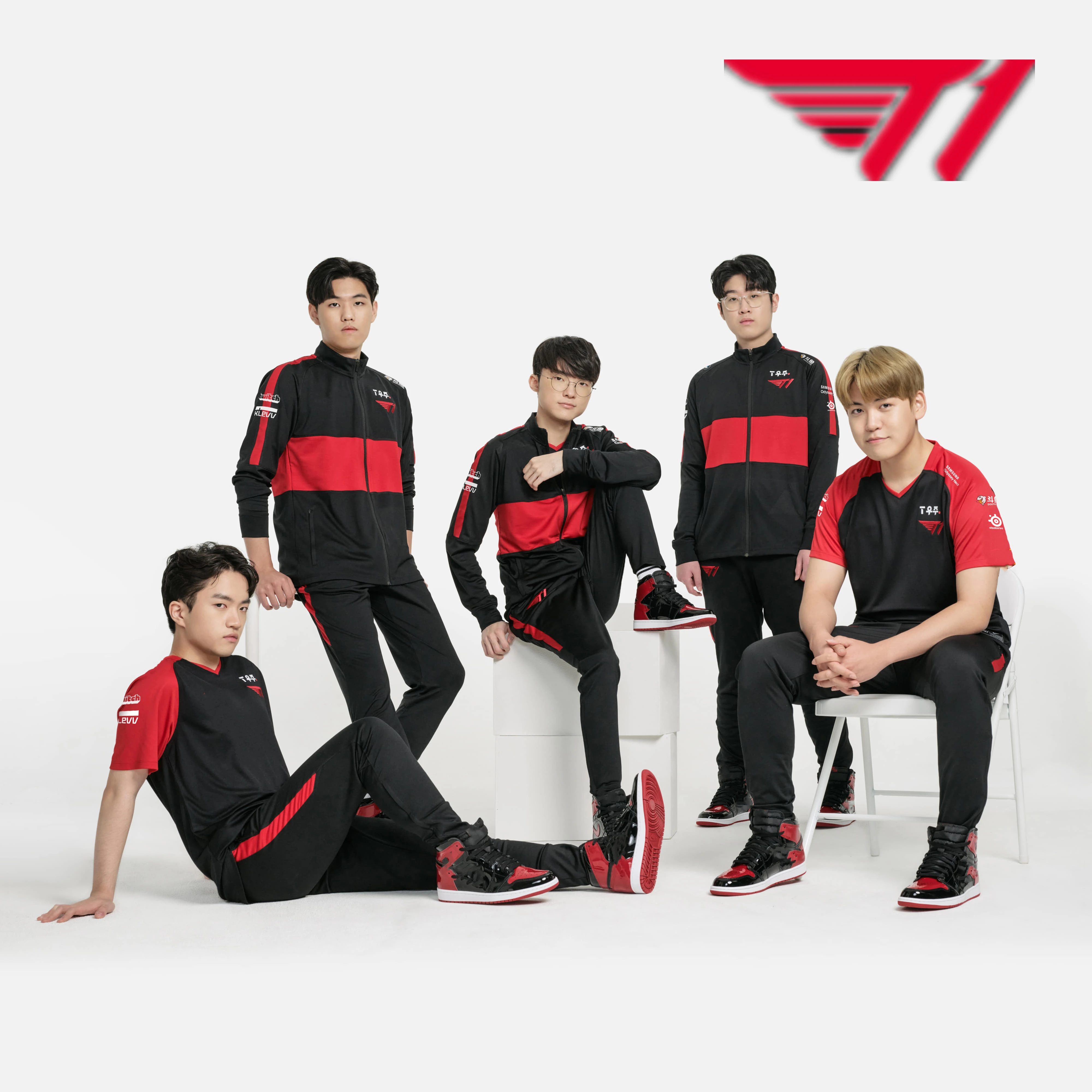 2022 T1 Official T-shirt E-sports Jersey Uniform Team Uniform Men's and Women's Fan Party Tees Oversized Customizable ID
2022 T1 Official T-shirt E-sports Jersey Uniform Team Uniform Men's and Women's Fan Party Tees Oversized Customizable ID